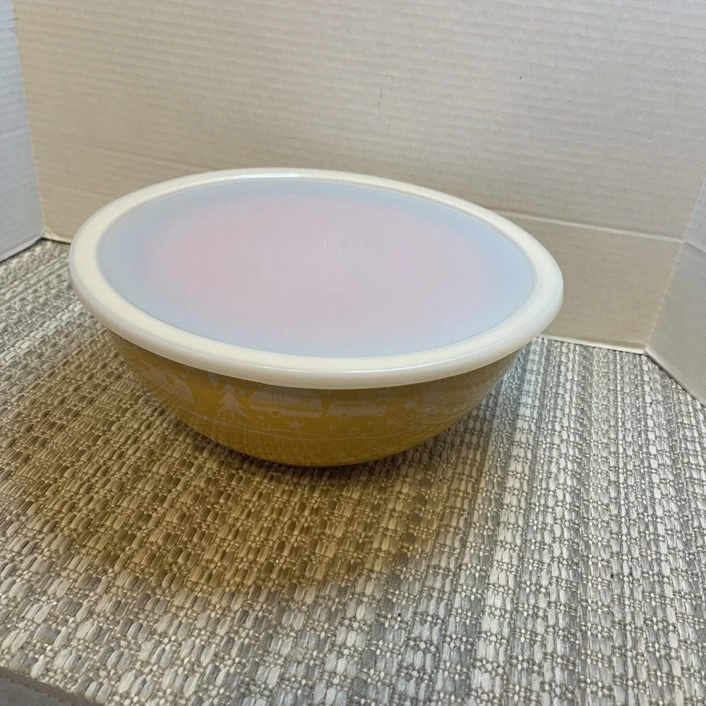 CAMP CASUAL SET OF‎ 3 NESTING BOWLS With One Lid